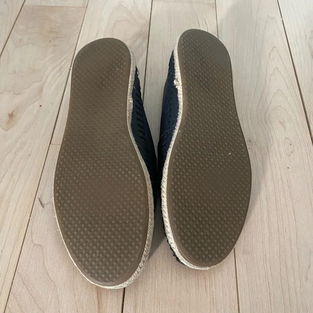 TOMS Black Leather Espadrille Slip On Alpargata Flats Jute Trim Womens Size *